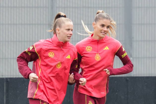 12 04 2026, xgrfx, Football DFB Media Dates, German Womens National Team Training v l Vivien Endemann, Selina Cerci German Womens National Team DFL DFB REGULATIONS PROHIBIT ANY USE OF PHOTOGRAPHS as IMAGE SEQUENCES and or QUASI VIDEO Herzogenaurach