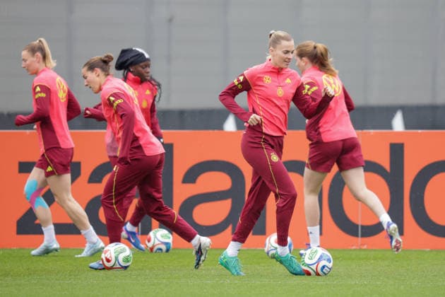 12 04 2026, xgrfx, Football DFB Media Dates, German Womens National Team Training v l Laura Freigang German Womens National Team DFL DFB REGULATIONS PROHIBIT ANY USE OF PHOTOGRAPHS as IMAGE SEQUENCES and or QUASI VIDEO Herzogenaurach