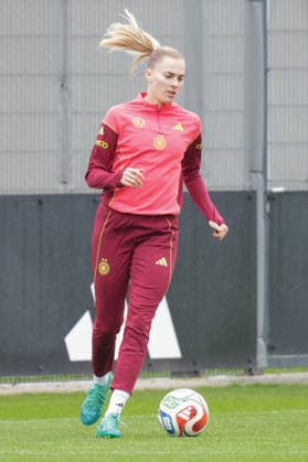 12 04 2026, xgrfx, Football DFB Media Dates, German Womens National Team Training v l Laura Freigang German Womens National Team DFL DFB REGULATIONS PROHIBIT ANY USE OF PHOTOGRAPHS as IMAGE SEQUENCES and or QUASI VIDEO Herzogenaurach