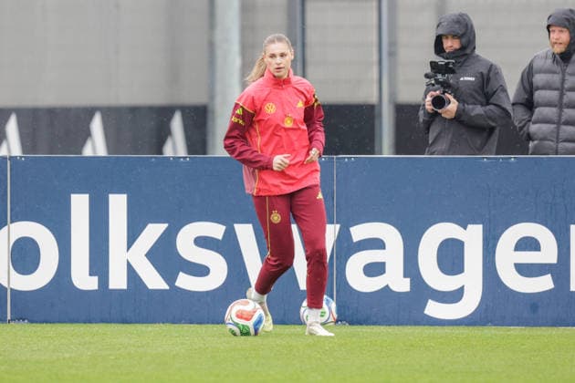 12 04 2026, xgrfx, Football DFB Media Dates, German Womens National Team Training v l Jule Brand German Womens National Team DFL DFB REGULATIONS PROHIBIT ANY USE OF PHOTOGRAPHS as IMAGE SEQUENCES and or QUASI VIDEO Herzogenaurach