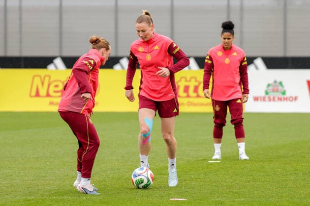 12 04 2026, xgrfx, Football DFB Media Dates, German Womens National Team Training f l Lisanne Gräwe, Sarai Linder, Shekiera Martinez German Womens National Team DFL DFB REGULATIONS PROHIBIT ANY USE OF PHOTOGRAPHS as IMAGE SEQUENCES and or QUASI VIDEO Herzogenaurach