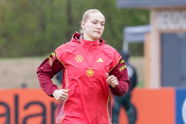 12 04 2026, xgrfx, Football DFB Media Dates, German Womens National Team Training v l Camilla Küver German Womens National Team DFL DFB REGULATIONS PROHIBIT ANY USE OF PHOTOGRAPHS as IMAGE SEQUENCES and or QUASI VIDEO Herzogenaurach