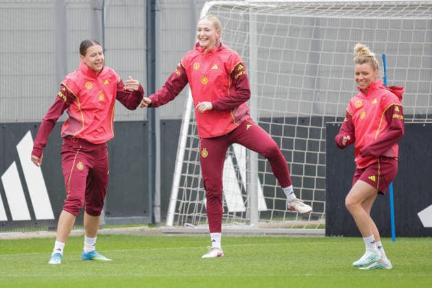 12 04 2026, xgrfx, Football DFB Media Dates, German Womens National Team Training f l Larissa Mühlhaus, Camilla Küver, Linda Dallmann German Womens National Team DFL DFB REGULATIONS PROHIBIT ANY USE OF PHOTOGRAPHS as IMAGE SEQUENCES and or QUASI VIDEO Herzogenaurach