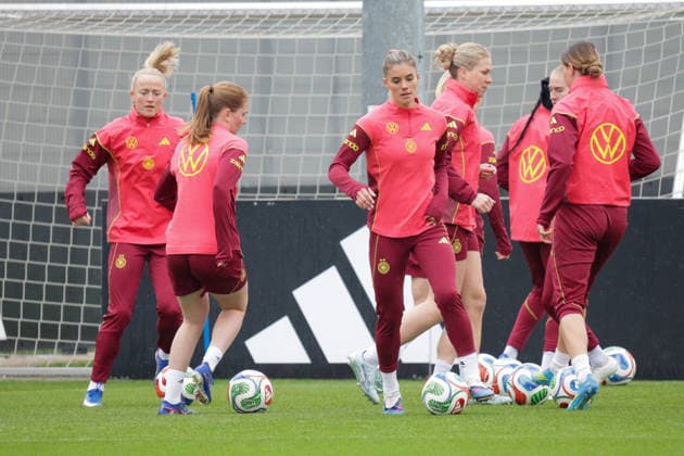 12 04 2026, xgrfx, Football DFB Media Dates, German Womens National Team Training f l Lea Schüller, Sjoeke Nüsken, Selina Cerci German Womens National Team DFL DFB REGULATIONS PROHIBIT ANY USE OF PHOTOGRAPHS as IMAGE SEQUENCES and or QUASI VIDEO Herzogenaurach