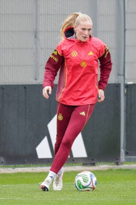 12 04 2026, xgrfx, Football DFB Media Dates, German Womens National Team Training v l Camilla Küver German Womens National Team DFL DFB REGULATIONS PROHIBIT ANY USE OF PHOTOGRAPHS as IMAGE SEQUENCES and or QUASI VIDEO Herzogenaurach