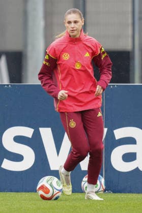 12 04 2026, xgrfx, Football DFB Media Dates, German Womens National Team Training v l Jule Brand German Womens National Team DFL DFB REGULATIONS PROHIBIT ANY USE OF PHOTOGRAPHS as IMAGE SEQUENCES and or QUASI VIDEO Herzogenaurach