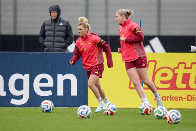 12 04 2026, xgrfx, Football DFB Media Dates, German Womens National Team Training v l Linda Dallmann, Rebecca Knaak German Womens National Team DFL DFB REGULATIONS PROHIBIT ANY USE OF PHOTOGRAPHS as IMAGE SEQUENCES and or QUASI VIDEO Herzogenaurach