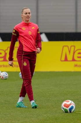 12 04 2026, xgrfx, Football DFB Media Dates, German Womens National Team Training v l Laura Freigang German Womens National Team DFL DFB REGULATIONS PROHIBIT ANY USE OF PHOTOGRAPHS as IMAGE SEQUENCES and or QUASI VIDEO Herzogenaurach