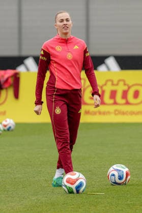 12 04 2026, xgrfx, Football DFB Media Dates, German Womens National Team Training v l Laura Freigang German Womens National Team DFL DFB REGULATIONS PROHIBIT ANY USE OF PHOTOGRAPHS as IMAGE SEQUENCES and or QUASI VIDEO Herzogenaurach