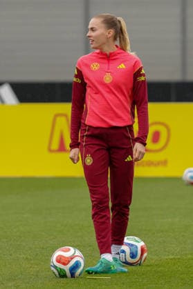 12 04 2026, xgrfx, Football DFB Media Dates, German Womens National Team Training v l Laura Freigang German Womens National Team DFL DFB REGULATIONS PROHIBIT ANY USE OF PHOTOGRAPHS as IMAGE SEQUENCES and or QUASI VIDEO Herzogenaurach