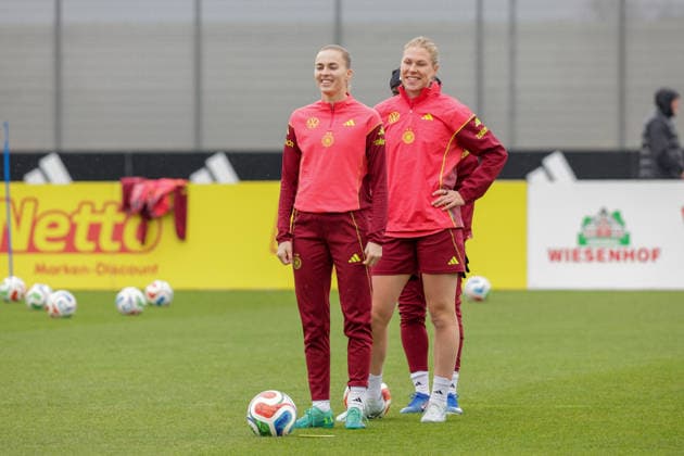 12 04 2026, xgrfx, Football DFB Media Dates, German Womens National Team Training v l Laura Freigang, Rebecca Knaak German Womens National Team DFL DFB REGULATIONS PROHIBIT ANY USE OF PHOTOGRAPHS as IMAGE SEQUENCES and or QUASI VIDEO Herzogenaurach