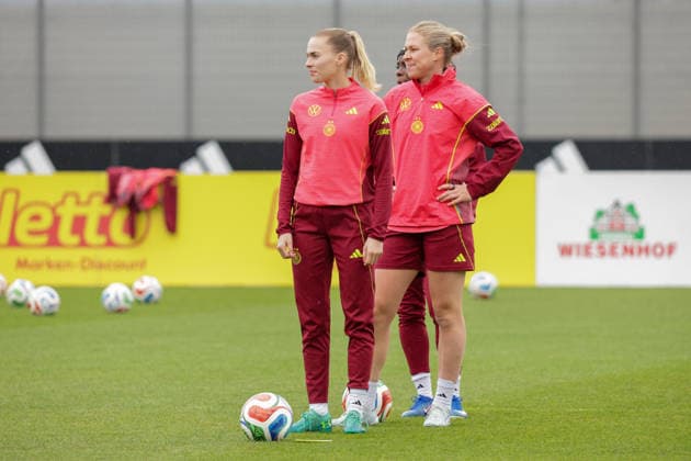 12 04 2026, xgrfx, Football DFB Media Dates, German Womens National Team Training v l Laura Freigang, Rebecca Knaak German Womens National Team DFL DFB REGULATIONS PROHIBIT ANY USE OF PHOTOGRAPHS as IMAGE SEQUENCES and or QUASI VIDEO Herzogenaurach