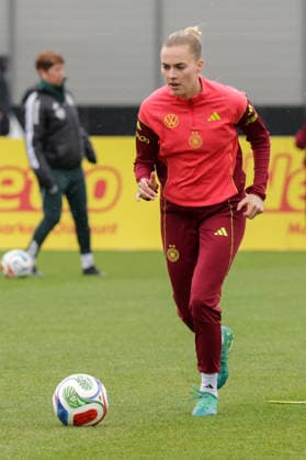 12 04 2026, xgrfx, Football DFB Media Dates, German Womens National Team Training v l Laura Freigang German Womens National Team DFL DFB REGULATIONS PROHIBIT ANY USE OF PHOTOGRAPHS as IMAGE SEQUENCES and or QUASI VIDEO Herzogenaurach