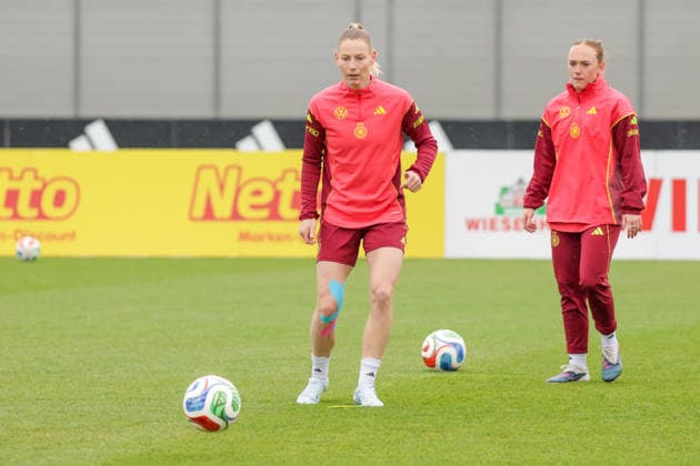 12 04 2026, xgrfx, Football DFB Media Dates, German Womens National Team Training v l Sarai Linder German Womens National Team DFL DFB REGULATIONS PROHIBIT ANY USE OF PHOTOGRAPHS as IMAGE SEQUENCES and or QUASI VIDEO Herzogenaurach