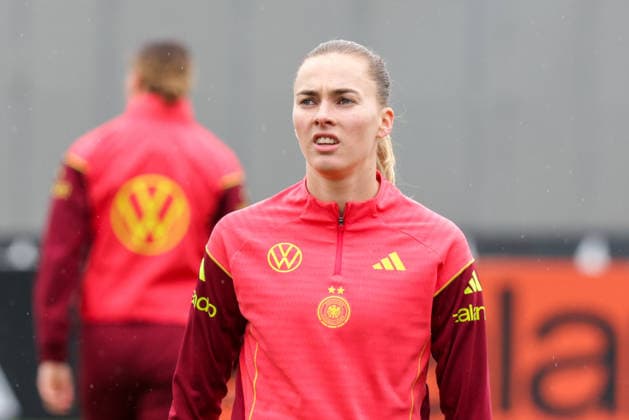12 04 2026, xgrfx, Football DFB Media Dates, German Womens National Team Training v l Laura Freigang German Womens National Team DFL DFB REGULATIONS PROHIBIT ANY USE OF PHOTOGRAPHS as IMAGE SEQUENCES and or QUASI VIDEO Herzogenaurach