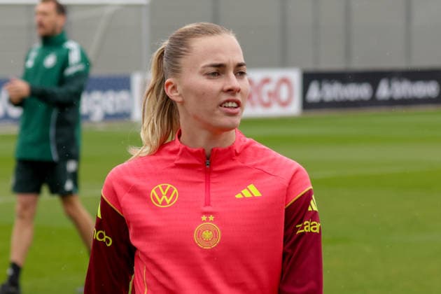 12 04 2026, xgrfx, Football DFB Media Dates, German Womens National Team Training v l Laura Freigang German Womens National Team DFL DFB REGULATIONS PROHIBIT ANY USE OF PHOTOGRAPHS as IMAGE SEQUENCES and or QUASI VIDEO Herzogenaurach