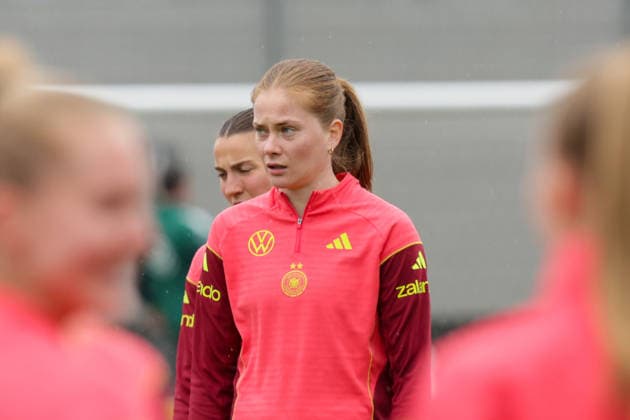 12 04 2026, xgrfx, Football DFB Media Dates, German Womens National Team Training v l Sjoeke Nüsken German Womens National Team DFL DFB REGULATIONS PROHIBIT ANY USE OF PHOTOGRAPHS as IMAGE SEQUENCES and or QUASI VIDEO Herzogenaurach