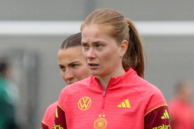 12 04 2026, xgrfx, Football DFB Media Dates, German Womens National Team Training v l Sjoeke Nüsken German Womens National Team DFL DFB REGULATIONS PROHIBIT ANY USE OF PHOTOGRAPHS as IMAGE SEQUENCES and or QUASI VIDEO Herzogenaurach