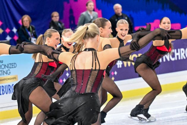 Synchronized Skating - SYNCHRO9 Team Finland (FIN) also Demo für Olympia bei der ISU Weltmeisterschaft im Synchroneiskunstlauf am 11.04.2026 in Salzburg, Salzburg, Österreich Salzburg Salzburgarena Salzburg Österreich *** Synchronized Skating SYNCHRO9 Team Finland FIN also demo for Olympia at the ISU World Synchronized Figure Skating Championships on 11 04 2026 in Salzburg, Salzburg, Austria Salzburg Salzburgarena Salzburg Austria