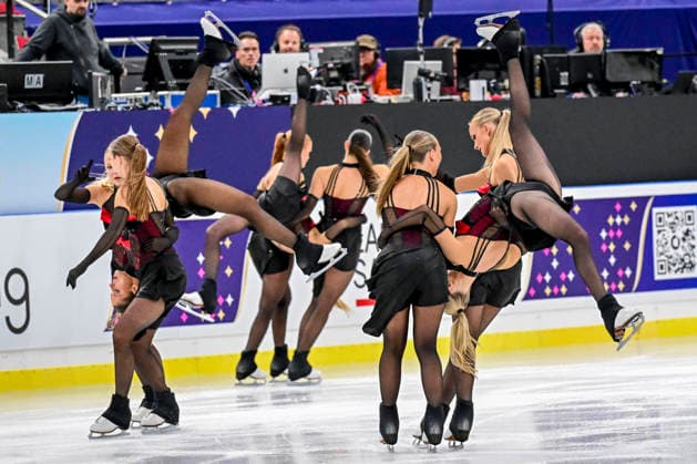 Synchronized Skating - SYNCHRO9 Team Finland (FIN) also Demo für Olympia bei der ISU Weltmeisterschaft im Synchroneiskunstlauf am 11.04.2026 in Salzburg, Salzburg, Österreich Salzburg Salzburgarena Salzburg Österreich *** Synchronized Skating SYNCHRO9 Team Finland FIN also demo for Olympia at the ISU World Synchronized Figure Skating Championships on 11 04 2026 in Salzburg, Salzburg, Austria Salzburg Salzburgarena Salzburg Austria