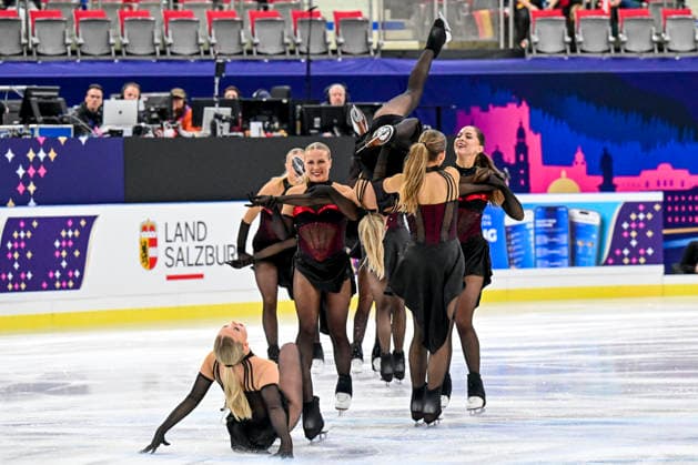 Synchronized Skating - SYNCHRO9 Team Finland (FIN) also Demo für Olympia bei der ISU Weltmeisterschaft im Synchroneiskunstlauf am 11.04.2026 in Salzburg, Salzburg, Österreich Salzburg Salzburgarena Salzburg Österreich *** Synchronized Skating SYNCHRO9 Team Finland FIN also demo for Olympia at the ISU World Synchronized Figure Skating Championships on 11 04 2026 in Salzburg, Salzburg, Austria Salzburg Salzburgarena Salzburg Austria