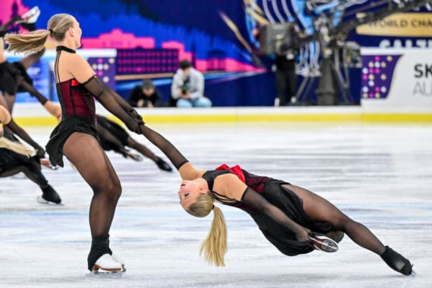 Synchronized Skating - SYNCHRO9 Team Finland (FIN) also Demo für Olympia bei der ISU Weltmeisterschaft im Synchroneiskunstlauf am 11.04.2026 in Salzburg, Salzburg, Österreich Salzburg Salzburgarena Salzburg Österreich *** Synchronized Skating SYNCHRO9 Team Finland FIN also demo for Olympia at the ISU World Synchronized Figure Skating Championships on 11 04 2026 in Salzburg, Salzburg, Austria Salzburg Salzburgarena Salzburg Austria