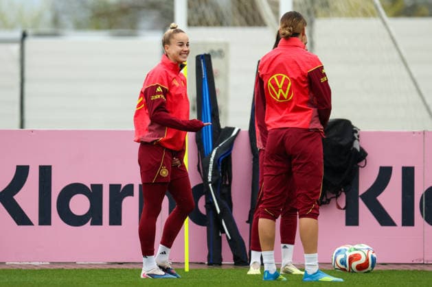 Herzogenaurach, Germany, April 12, 2026 International match preparation for the womens World Cup qualifier against Austria Training in Herzogenaurach Pictured from left Giulia Gwinn Germany and Larissa Mühlhaus Muehlhaus Germany Copyright: HMBxMedia MadeleinexFantini