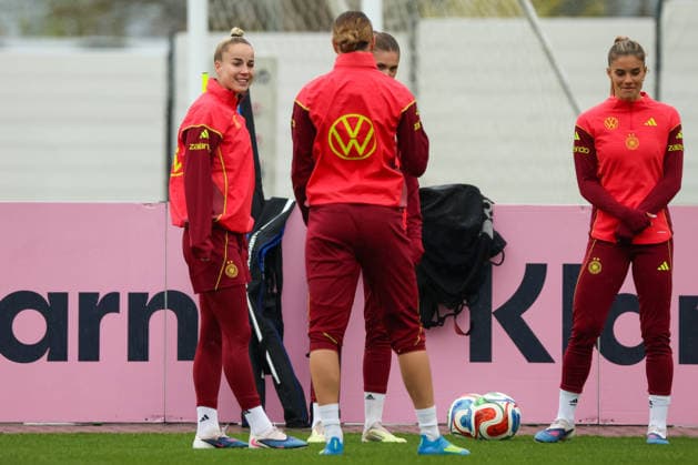 Herzogenaurach, Germany, April 12, 2026 International match preparation for the womens World Cup qualifier against Austria Training in Herzogenaurach Pictured from left Giulia Gwinn Germany , Larissa Mühlhaus Muehlhaus Germany and Selina Cerci Germany Copyright: HMBxMedia MadeleinexFantini