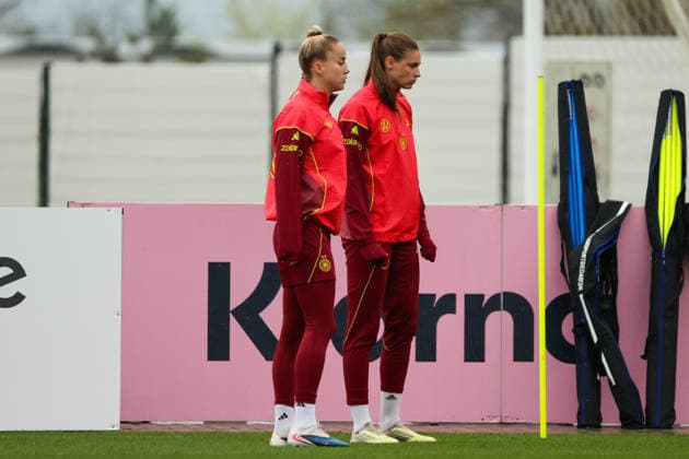 Herzogenaurach, Germany, April 12, 2026 International match preparation for the womens World Cup qualifier against Austria Training in Herzogenaurach Pictured from left Giulia Gwinn Germany and Jule Brand Germany Copyright: HMBxMedia MadeleinexFantini