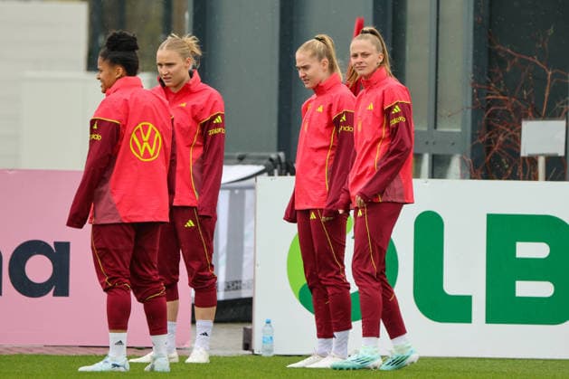Herzogenaurach, Germany, April 12, 2026 International match preparation for the womens World Cup qualifier against Austria Training in Herzogenaurach Pictured from left Shekiera Martinez Germany , Jella Veit Germany , Janina Minge Germany and Vivien Endemann Germany Copyright: HMBxMedia MadeleinexFantini