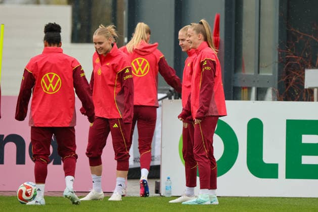 Herzogenaurach, Germany, April 12, 2026 International match preparation for the womens World Cup qualifier against Austria Training in Herzogenaurach Pictured from left Shekiera Martinez Germany , Jella Veit Germany , Janina Minge Germany and Vivien Endemann Germany Copyright: HMBxMedia MadeleinexFantini
