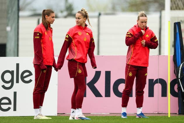 Herzogenaurach, Germany, April 12, 2026 International match preparation for the womens World Cup qualifier against Austria Training in Herzogenaurach In the picture from left Jule Brand Germany , Giulia Gwinn Germany and Franziska Kett Germany Copyright: HMBxMedia MadeleinexFantini