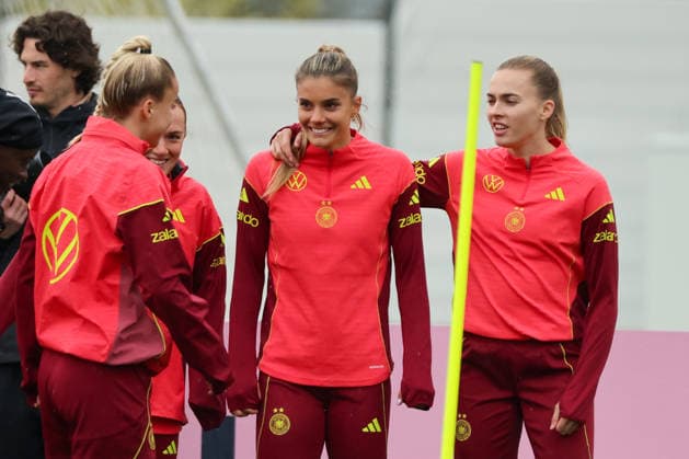 Herzogenaurach, Germany, April 12, 2026 International match preparation for the womens World Cup qualifier against Austria Training in Herzogenaurach Pictured from left Giulia Gwinn Germany , Selina Cerci Germany and Laura Freigang Germany Copyright: HMBxMedia MadeleinexFantini