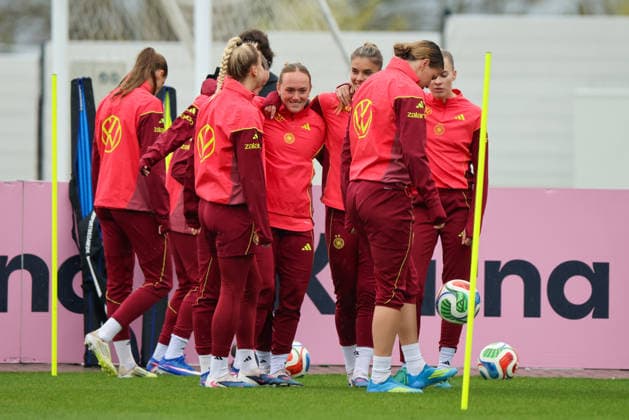 Herzogenaurach, Germany, April 12, 2026 International match preparation for the womens World Cup qualifier against Austria Training in Herzogenaurach In the picture from left the second Giulia Gwinn Germany , Lisanne Gräwe Graewe Germany , Selina Cerci Germany , partly hidden in the picture, and Larissa Mühlhaus Muehlhaus Germany Copyright: HMBxMedia MadeleinexFantini