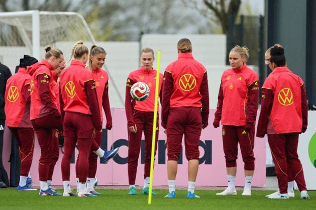Herzogenaurach, Germany, April 12, 2026 International match preparation for the womens World Cup qualifier against Austria Training in Herzogenaurach In the picture from left Franziska Kett Germany , Giulia Gwinn Germany , Selina Cerci Germany , Laura Freigang Germany , Larissa Mühlhaus Muehlhaus Germany , Jella Veit Germany and Shekiera Martinez Germany Copyright: HMBxMedia MadeleinexFantini