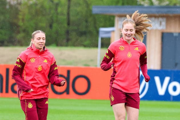 Herzogenaurach, Germany, April 12, 2026 International match preparation for the womens World Cup qualifier against Austria Training in Herzogenaurach Pictured from left Elisa Senß Senss Germany and Sjoeke Nüsken Nuesken Germany Copyright: HMBxMedia MadeleinexFantini