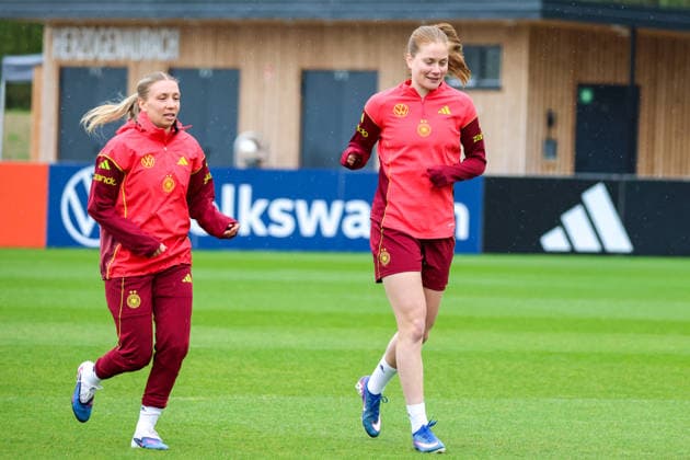 Herzogenaurach, Germany, April 12, 2026 International match preparation for the womens World Cup qualifier against Austria Training in Herzogenaurach Pictured from left Elisa Senß Senss Germany and Sjoeke Nüsken Nuesken Germany Copyright: HMBxMedia MadeleinexFantini