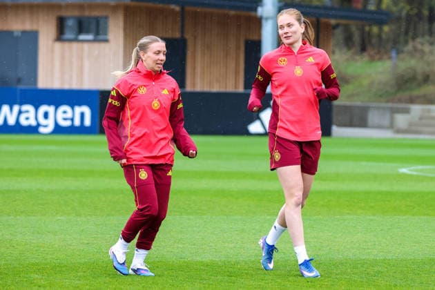 Herzogenaurach, Germany, April 12, 2026 International match preparation for the womens World Cup qualifier against Austria Training in Herzogenaurach Pictured from left Elisa Senß Senss Germany and Sjoeke Nüsken Nuesken Germany Copyright: HMBxMedia MadeleinexFantini