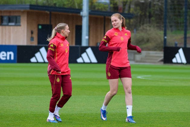 Herzogenaurach, Germany, April 12, 2026 International match preparation for the womens World Cup qualifier against Austria Training in Herzogenaurach Pictured from left Elisa Senß Senss Germany and Sjoeke Nüsken Nuesken Germany Copyright: HMBxMedia MadeleinexFantini