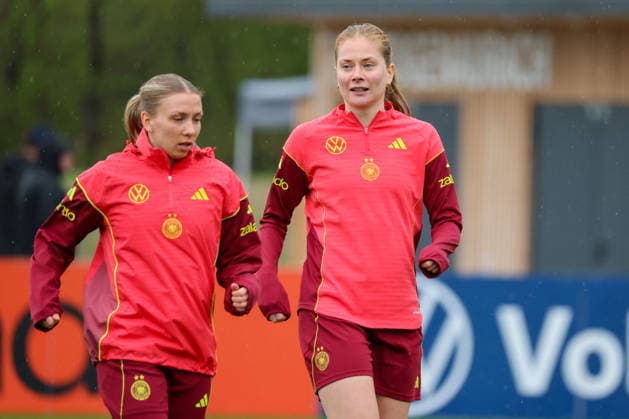 Herzogenaurach, Germany, April 12, 2026 International match preparation for the womens World Cup qualifier against Austria Training in Herzogenaurach Pictured from left Elisa Senß Senss Germany and Sjoeke Nüsken Nuesken Germany Copyright: HMBxMedia MadeleinexFantini