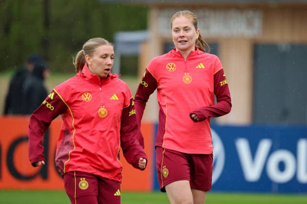 Herzogenaurach, Germany, April 12, 2026 International match preparation for the womens World Cup qualifier against Austria Training in Herzogenaurach Pictured from left Elisa Senß Senss Germany and Sjoeke Nüsken Nuesken Germany Copyright: HMBxMedia MadeleinexFantini