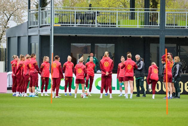 Herzogenaurach, Germany, April 12, 2026 International match preparation for the womens World Cup qualifier against Austria Training in Herzogenaurach In the picture The players of the German womens national soccer team in the team circle for the team meeting with national coach Christian Wück Wueck Germany Copyright: HMBxMedia MadeleinexFantini