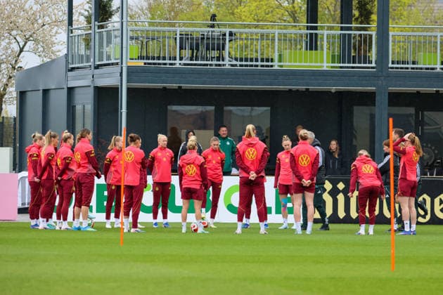 Herzogenaurach, Germany, April 12, 2026 International match preparation for the womens World Cup qualifier against Austria Training in Herzogenaurach In the picture The players of the German womens national soccer team in the team circle for the team meeting with national coach Christian Wück Wueck Germany Copyright: HMBxMedia MadeleinexFantini