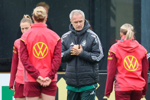 Herzogenaurach, Germany, April 12, 2026 International match preparation for the womens World Cup qualifier against Austria Training in Herzogenaurach In the picture from left the third national coach Christian Wück Wueck Germany Copyright: HMBxMedia MadeleinexFantini