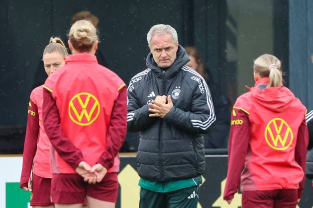 Herzogenaurach, Germany, April 12, 2026 International match preparation for the womens World Cup qualifier against Austria Training in Herzogenaurach In the picture from left the third national coach Christian Wück Wueck Germany Copyright: HMBxMedia MadeleinexFantini
