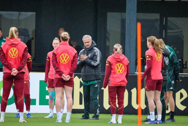 Herzogenaurach, Germany, April 12, 2026 International match preparation for the womens World Cup qualifier against Austria Training in Herzogenaurach In the picture The players of the German womens national soccer team in the team circle for the team meeting with national coach Christian Wück Wueck Germany Copyright: HMBxMedia MadeleinexFantini