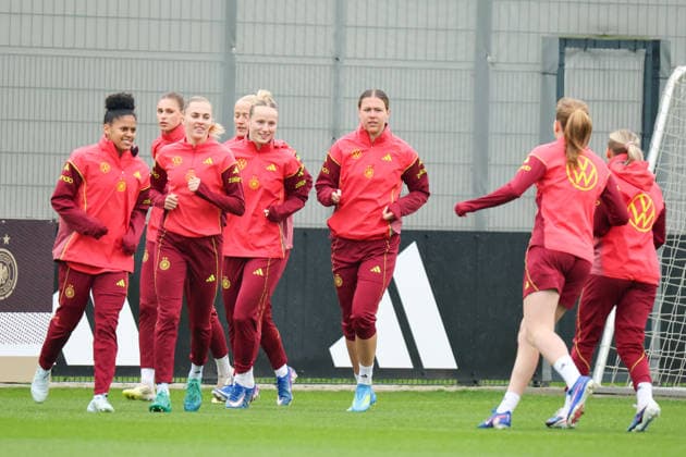 Herzogenaurach, Germany, April 12, 2026 International match preparation for the womens World Cup qualifier against Austria Training in Herzogenaurach Pictured from left Shekiera Martinez Germany , Jule Brand Germany , Laura Freigang Germany , Franziska Kett Germany and Larissa Mühlhaus Muehlhaus Germany Copyright: HMBxMedia MadeleinexFantini