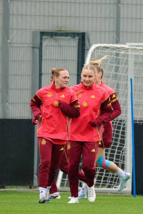 Herzogenaurach, Germany, April 12, 2026 International match preparation for the womens World Cup qualifier against Austria Training in Herzogenaurach Pictured from left Lisanne Gräwe Graewe Germany and Jella Veit Germany Copyright: HMBxMedia MadeleinexFantini