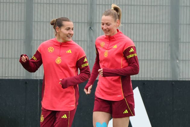 Herzogenaurach, Germany, April 12, 2026 International match preparation for the womens World Cup qualifier against Austria Training in Herzogenaurach Pictured from left Carlotta Wamser Germany and Sarai Linder Germany Copyright: HMBxMedia MadeleinexFantini