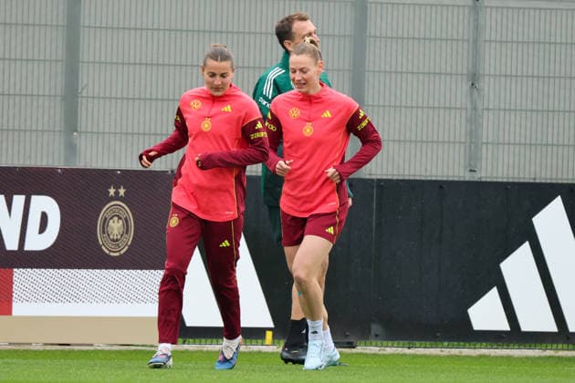 Herzogenaurach, Germany, April 12, 2026 International match preparation for the womens World Cup qualifier against Austria Training in Herzogenaurach Pictured from left Carlotta Wamser Germany and Sarai Linder Germany Copyright: HMBxMedia MadeleinexFantini